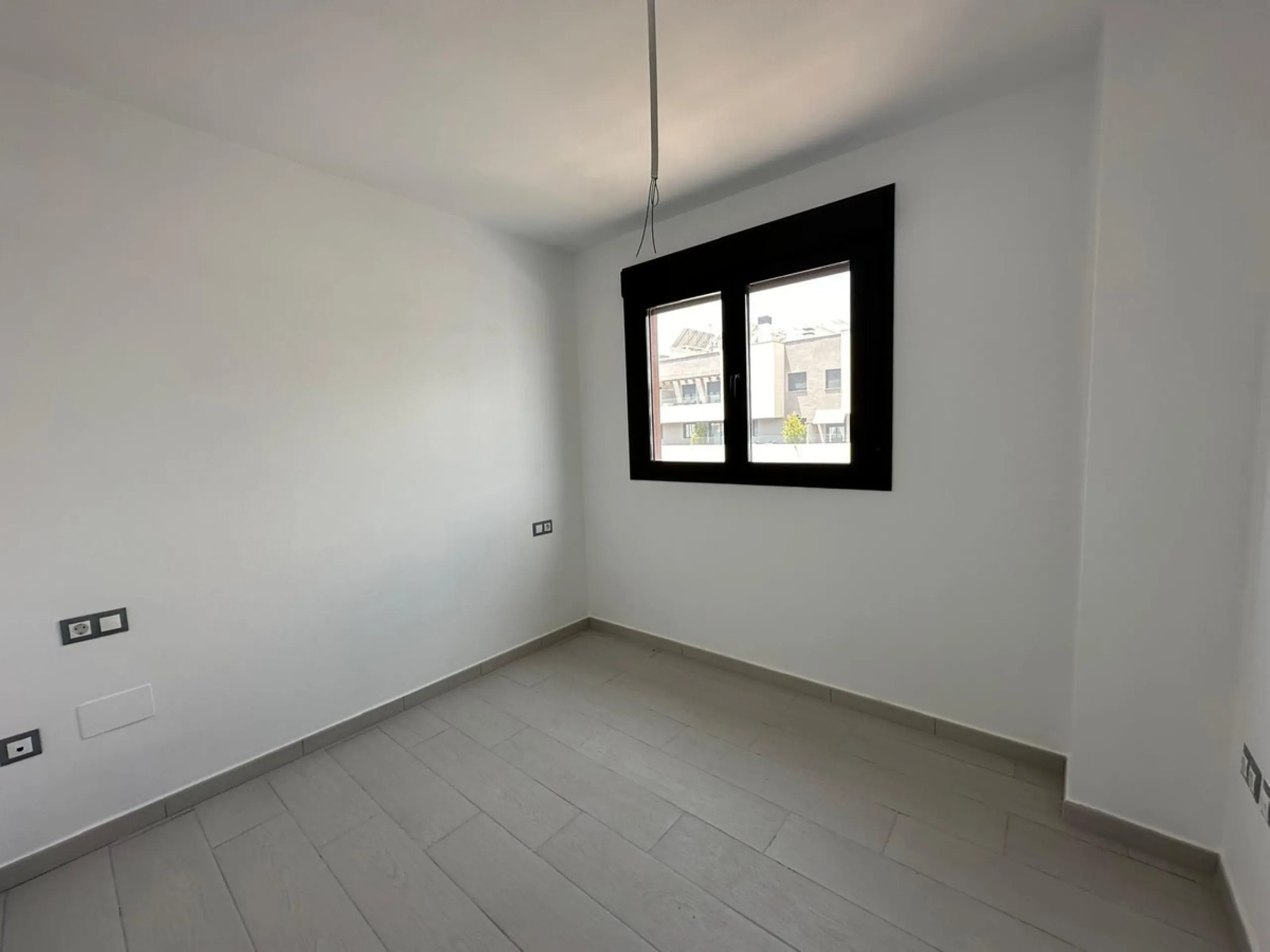Discover your dream penthouse in the heart of Estepona ready to move in! This is a modern 160m² penthouse, newly built in 2023, offering you an exclusive lifestyle with all the comforts at your fingertips. Located on the 6th floor, this exterior home feat