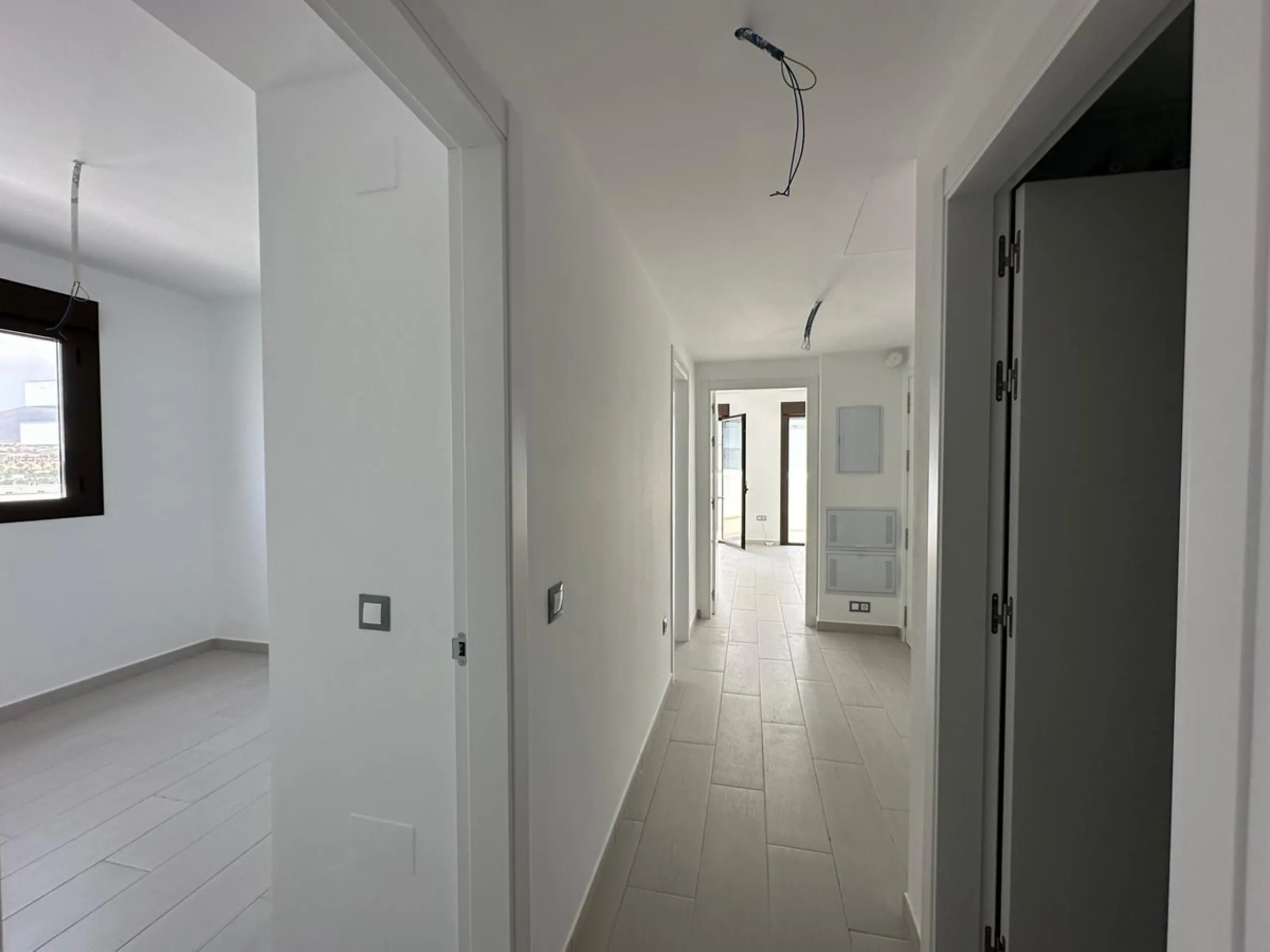 Discover your dream penthouse in the heart of Estepona ready to move in! This is a modern 160m² penthouse, newly built in 2023, offering you an exclusive lifestyle with all the comforts at your fingertips. Located on the 6th floor, this exterior home feat