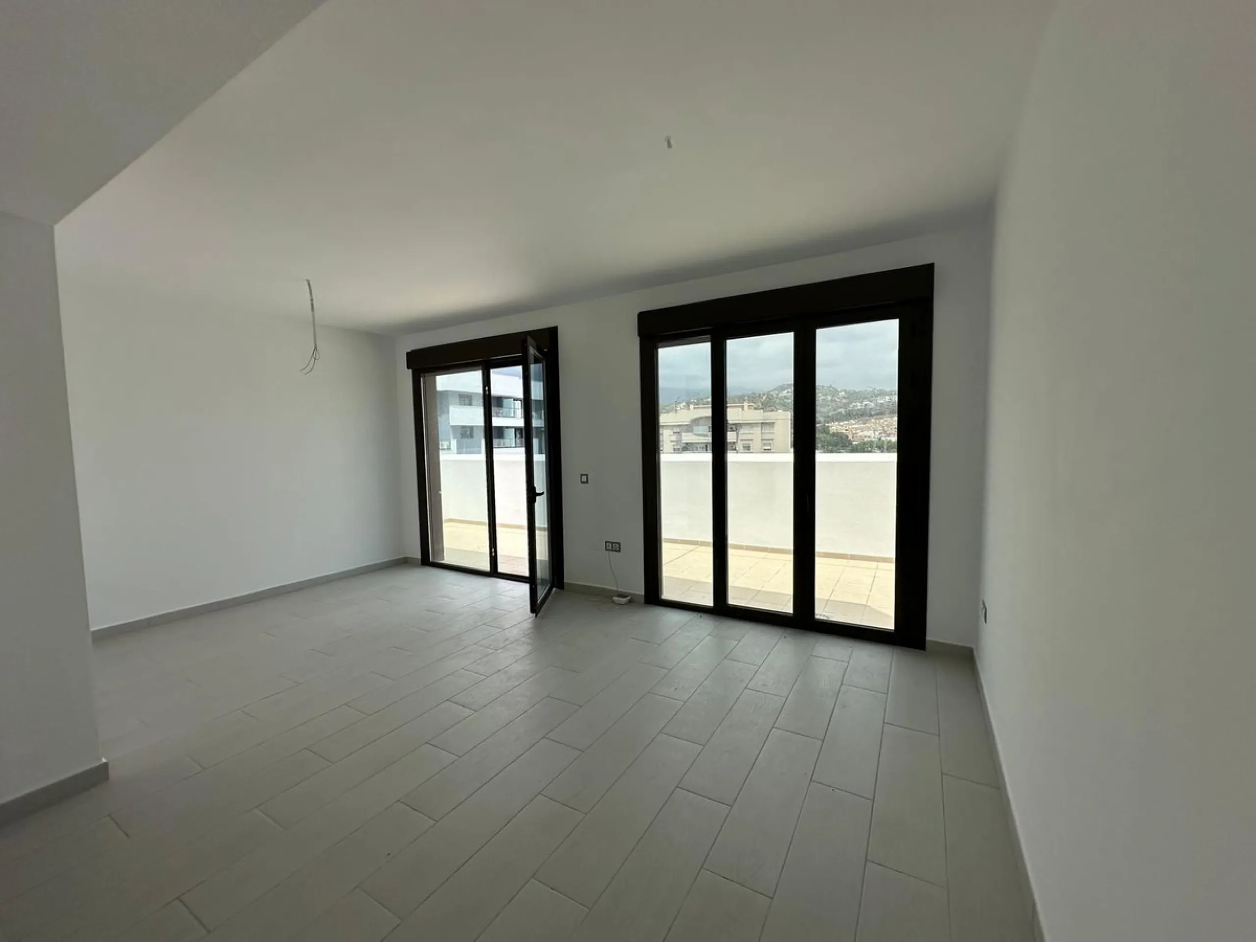 Discover your dream penthouse in the heart of Estepona ready to move in! This is a modern 160m² penthouse, newly built in 2023, offering you an exclusive lifestyle with all the comforts at your fingertips. Located on the 6th floor, this exterior home feat