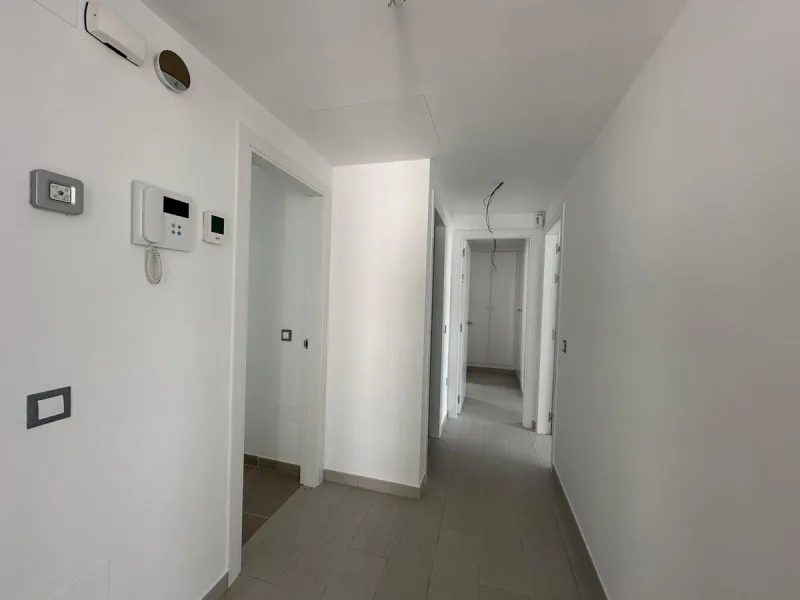 Discover your dream penthouse in the heart of Estepona ready to move in! This is a modern 160m² penthouse, newly built in 2023, offering you an exclusive lifestyle with all the comforts at your fingertips. Located on the 6th floor, this exterior home feat