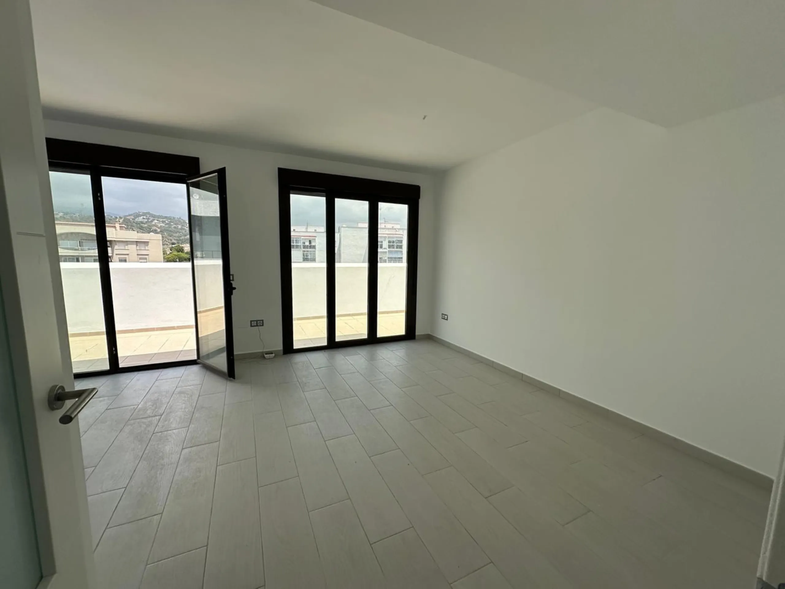 Discover your dream penthouse in the heart of Estepona ready to move in! This is a modern 160m² penthouse, newly built in 2023, offering you an exclusive lifestyle with all the comforts at your fingertips. Located on the 6th floor, this exterior home feat