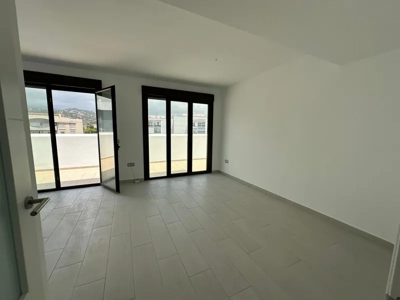 Discover your dream penthouse in the heart of Estepona ready to move in! This is a modern 160m² penthouse, newly built in 2023, offering you an exclusive lifestyle with all the comforts at your fingertips. Located on the 6th floor, this exterior home feat