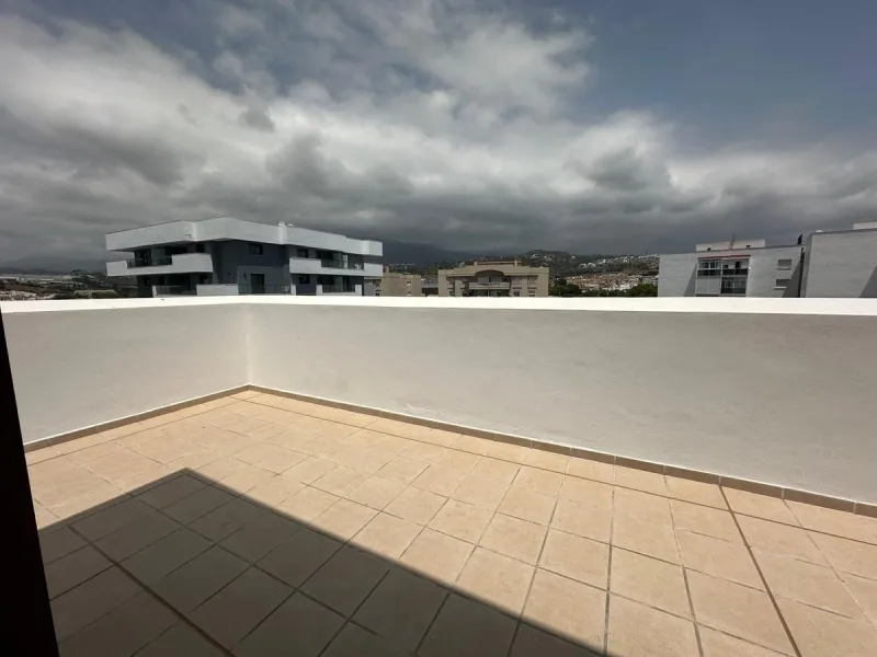 Discover your dream penthouse in the heart of Estepona ready to move in! This is a modern 160m² penthouse, newly built in 2023, offering you an exclusive lifestyle with all the comforts at your fingertips. Located on the 6th floor, this exterior home feat
