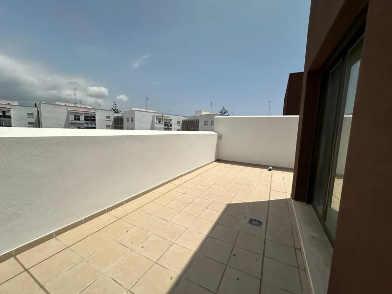 Discover your dream penthouse in the heart of Estepona ready to move in! This is a modern 160m² penthouse, newly built in 2023, offering you an exclusive lifestyle with all the comforts at your fingertips. Located on the 6th floor, this exterior home feat