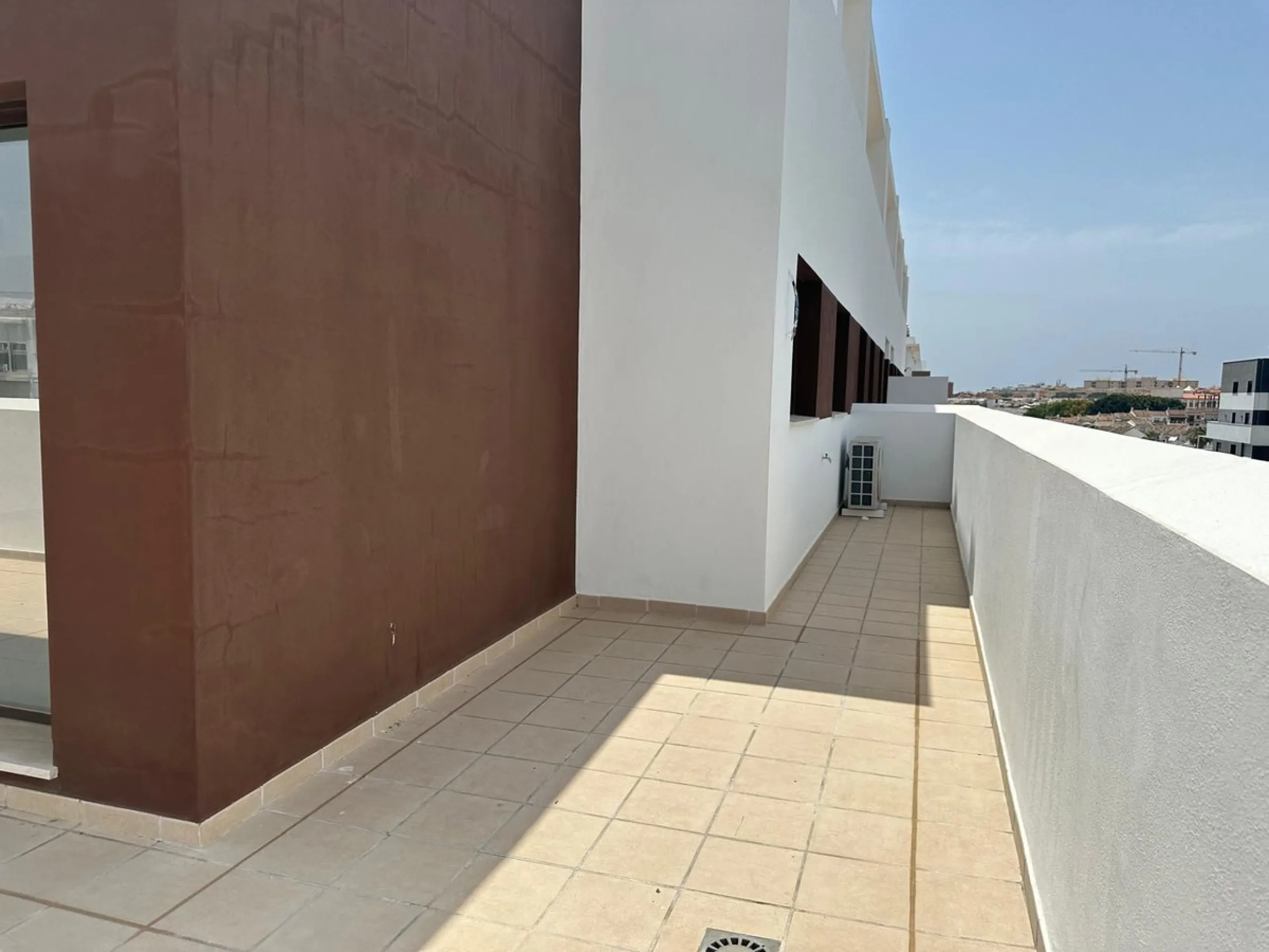 Discover your dream penthouse in the heart of Estepona ready to move in! This is a modern 160m² penthouse, newly built in 2023, offering you an exclusive lifestyle with all the comforts at your fingertips. Located on the 6th floor, this exterior home feat