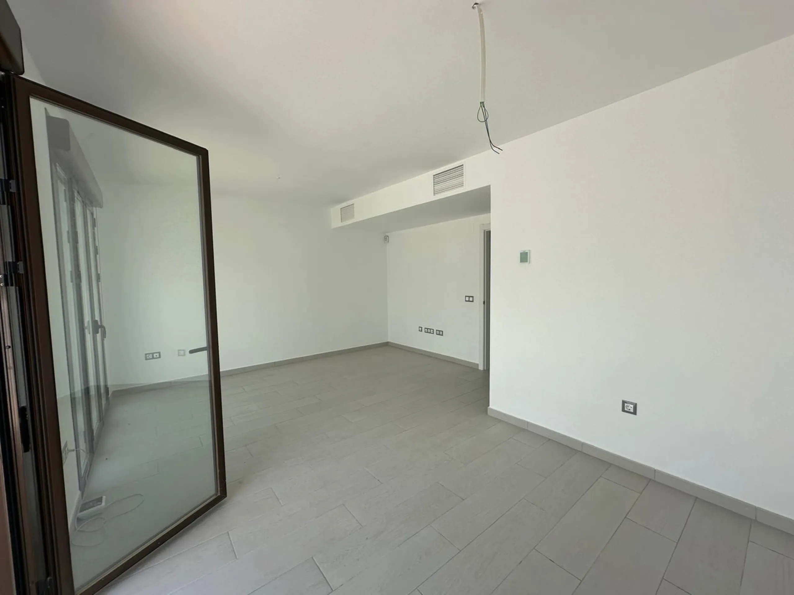 Discover your dream penthouse in the heart of Estepona ready to move in! This is a modern 160m² penthouse, newly built in 2023, offering you an exclusive lifestyle with all the comforts at your fingertips. Located on the 6th floor, this exterior home feat