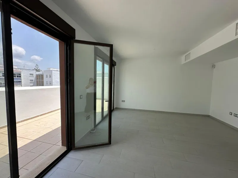 Discover your dream penthouse in the heart of Estepona ready to move in! This is a modern 160m² penthouse, newly built in 2023, offering you an exclusive lifestyle with all the comforts at your fingertips. Located on the 6th floor, this exterior home feat