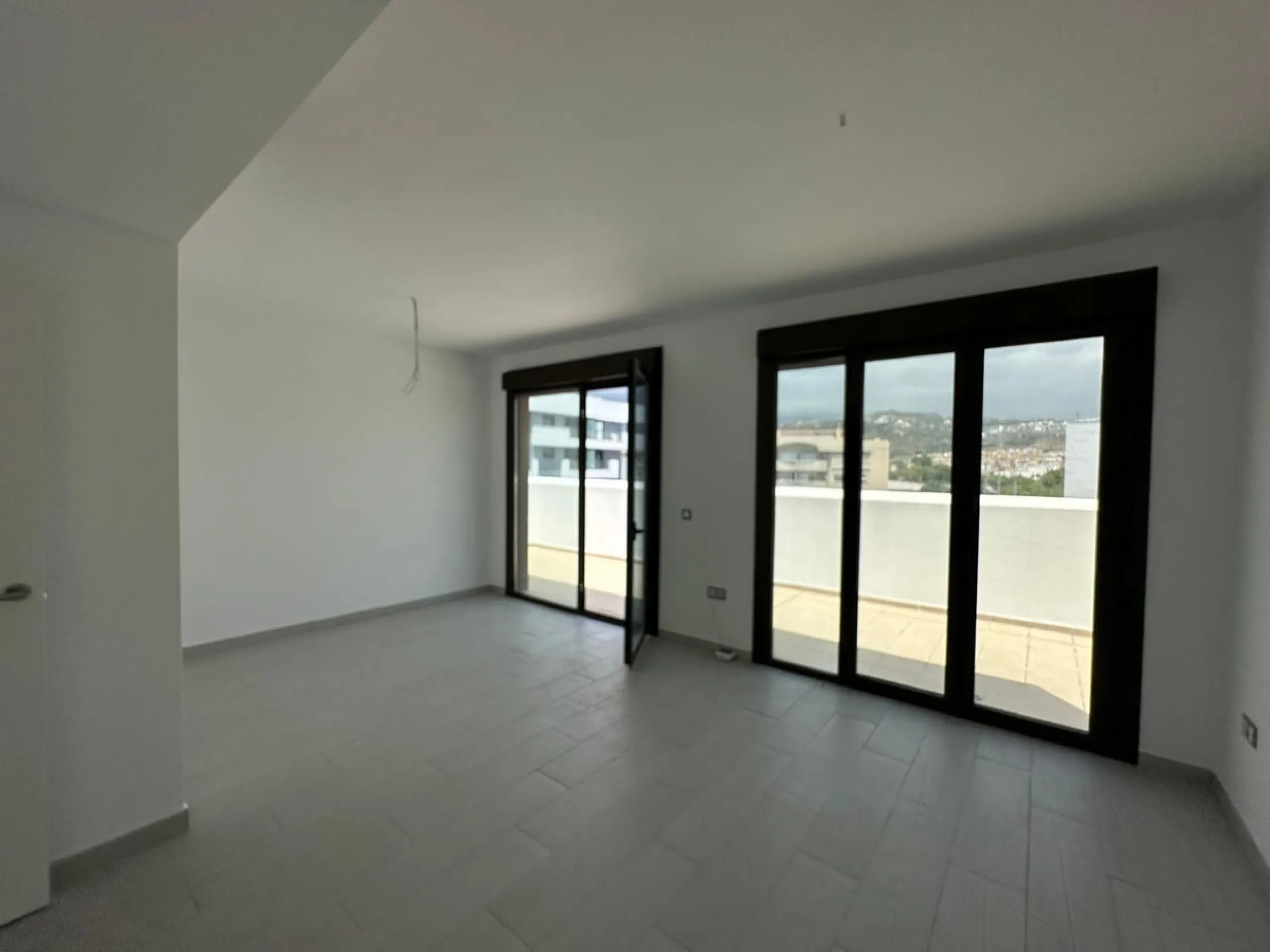 Discover your dream penthouse in the heart of Estepona ready to move in! This is a modern 160m² penthouse, newly built in 2023, offering you an exclusive lifestyle with all the comforts at your fingertips. Located on the 6th floor, this exterior home feat