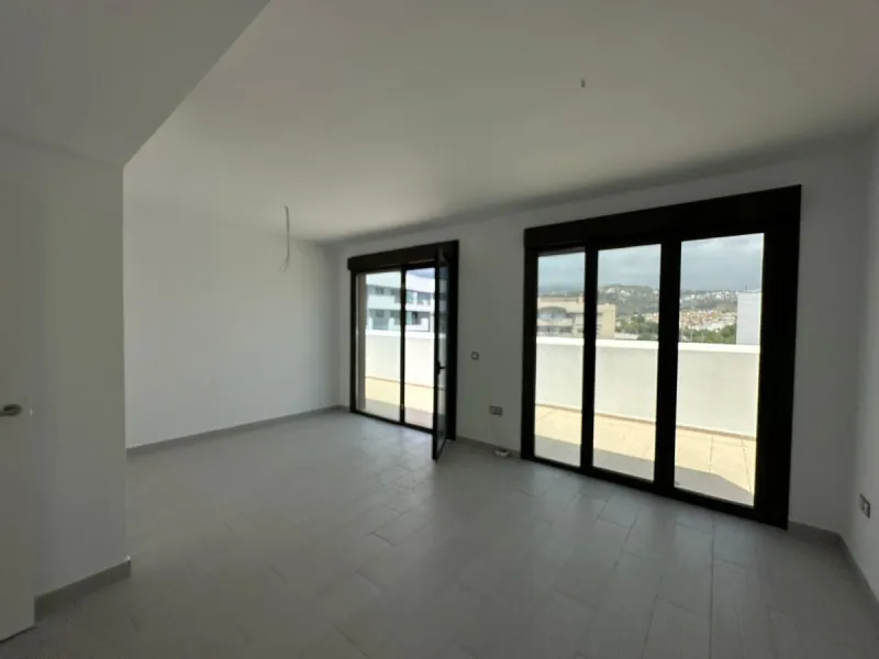 Discover your dream penthouse in the heart of Estepona ready to move in! This is a modern 160m² penthouse, newly built in 2023, offering you an exclusive lifestyle with all the comforts at your fingertips. Located on the 6th floor, this exterior home feat