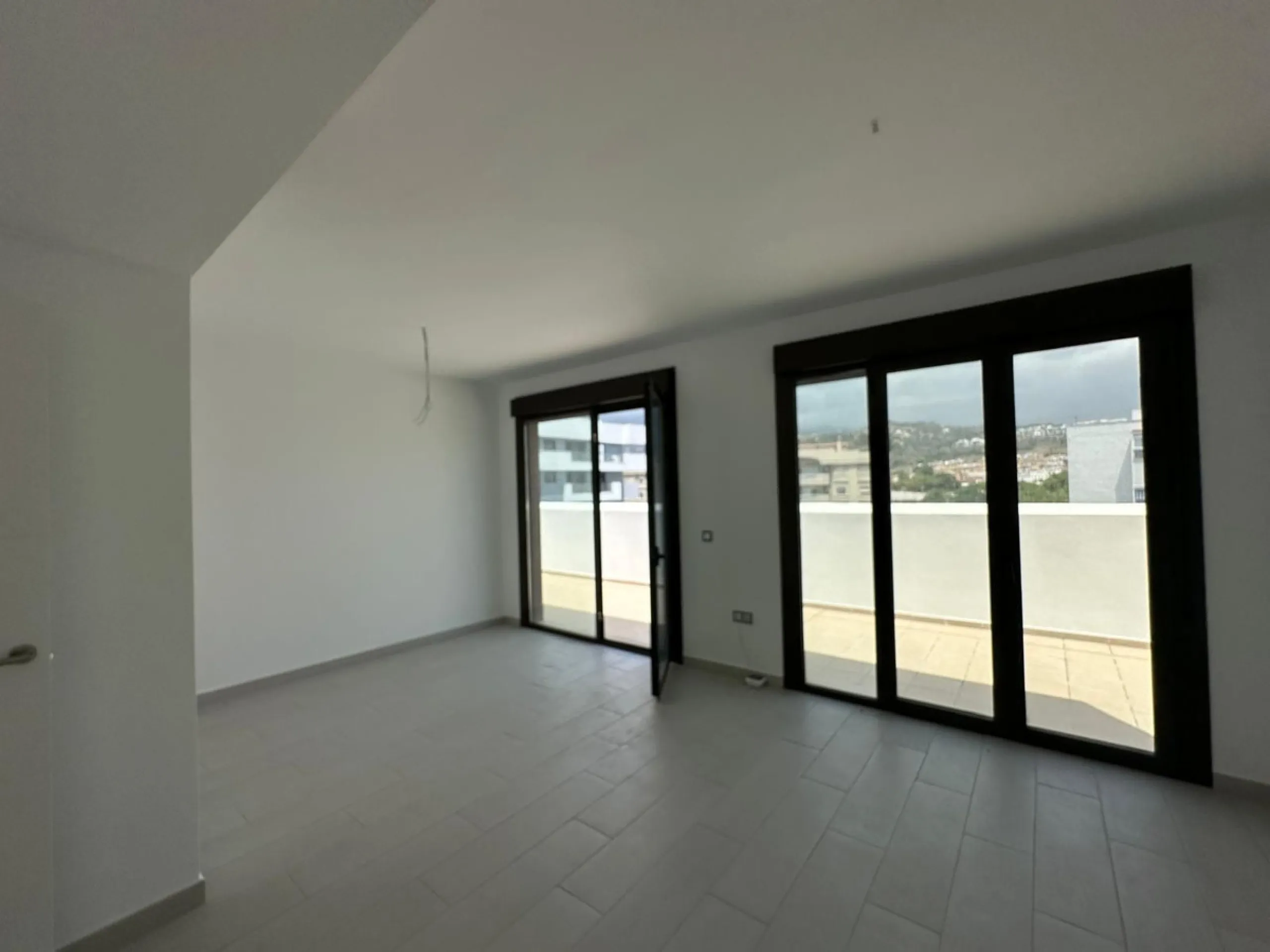 Discover your dream penthouse in the heart of Estepona ready to move in! This is a modern 160m² penthouse, newly built in 2023, offering you an exclusive lifestyle with all the comforts at your fingertips. Located on the 6th floor, this exterior home feat