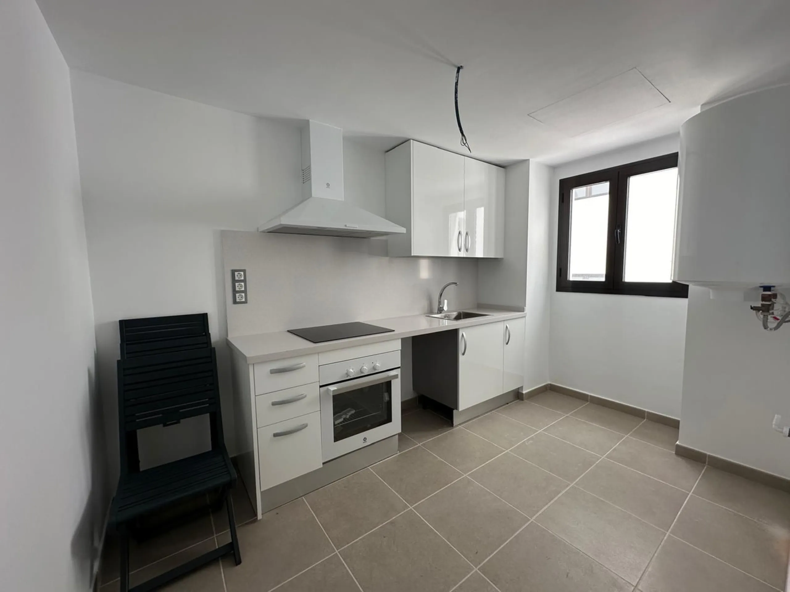 Discover your dream penthouse in the heart of Estepona ready to move in! This is a modern 160m² penthouse, newly built in 2023, offering you an exclusive lifestyle with all the comforts at your fingertips. Located on the 6th floor, this exterior home feat