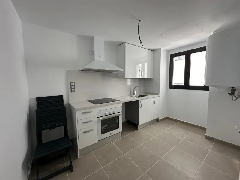 Discover your dream penthouse in the heart of Estepona ready to move in! This is a modern 160m² penthouse, newly built in 2023, offering you an exclusive lifestyle with all the comforts at your fingertips. Located on the 6th floor, this exterior home feat