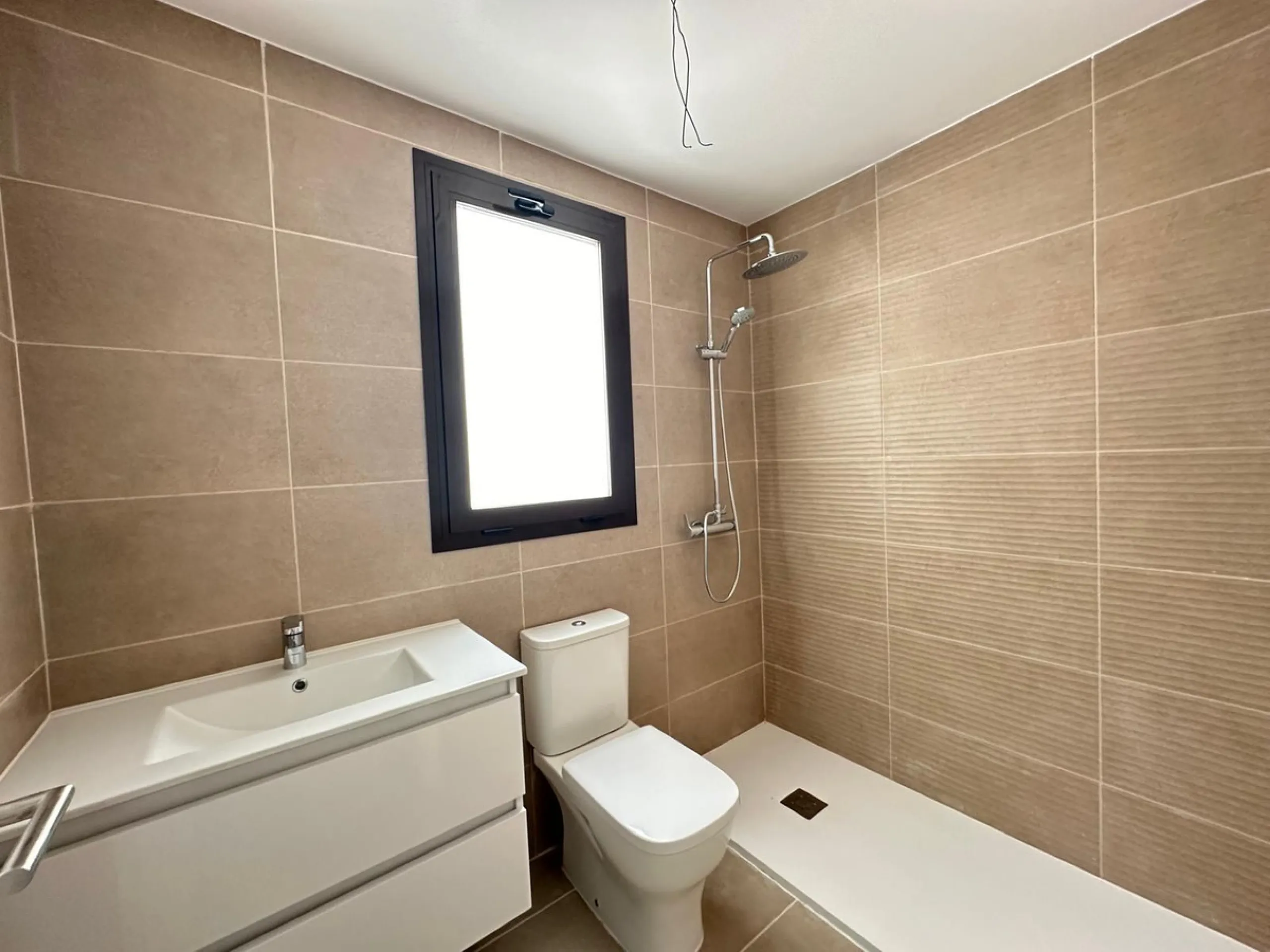 Discover your dream penthouse in the heart of Estepona ready to move in! This is a modern 160m² penthouse, newly built in 2023, offering you an exclusive lifestyle with all the comforts at your fingertips. Located on the 6th floor, this exterior home feat