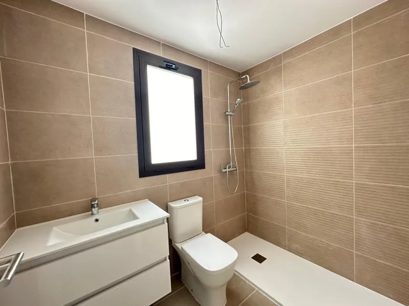 Discover your dream penthouse in the heart of Estepona ready to move in! This is a modern 160m² penthouse, newly built in 2023, offering you an exclusive lifestyle with all the comforts at your fingertips. Located on the 6th floor, this exterior home feat