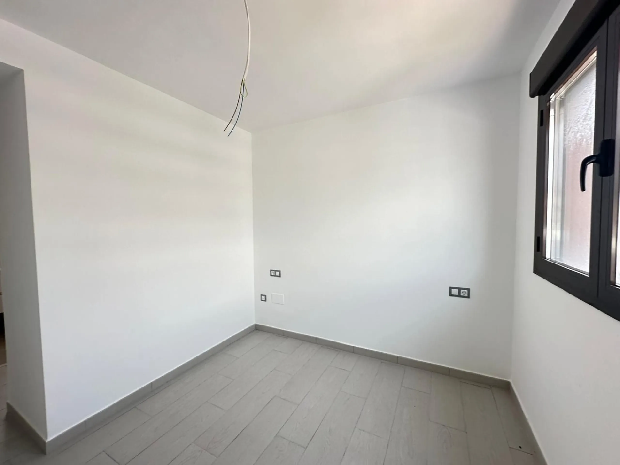 Discover your dream penthouse in the heart of Estepona ready to move in! This is a modern 160m² penthouse, newly built in 2023, offering you an exclusive lifestyle with all the comforts at your fingertips. Located on the 6th floor, this exterior home feat