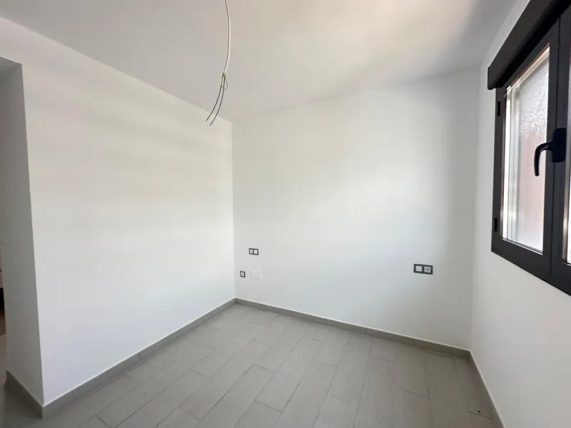 Discover your dream penthouse in the heart of Estepona ready to move in! This is a modern 160m² penthouse, newly built in 2023, offering you an exclusive lifestyle with all the comforts at your fingertips. Located on the 6th floor, this exterior home feat