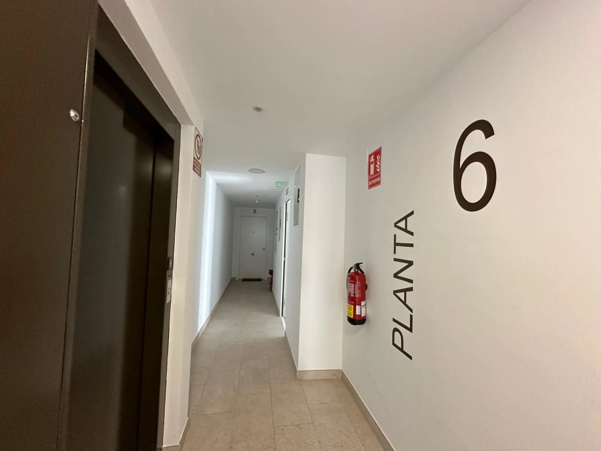 Discover your dream penthouse in the heart of Estepona ready to move in! This is a modern 160m² penthouse, newly built in 2023, offering you an exclusive lifestyle with all the comforts at your fingertips. Located on the 6th floor, this exterior home feat