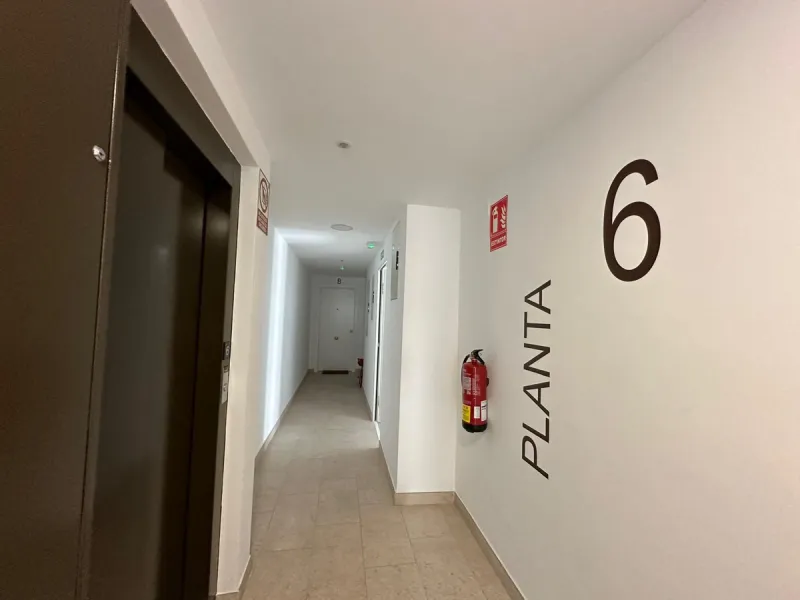 Discover your dream penthouse in the heart of Estepona ready to move in! This is a modern 160m² penthouse, newly built in 2023, offering you an exclusive lifestyle with all the comforts at your fingertips. Located on the 6th floor, this exterior home feat