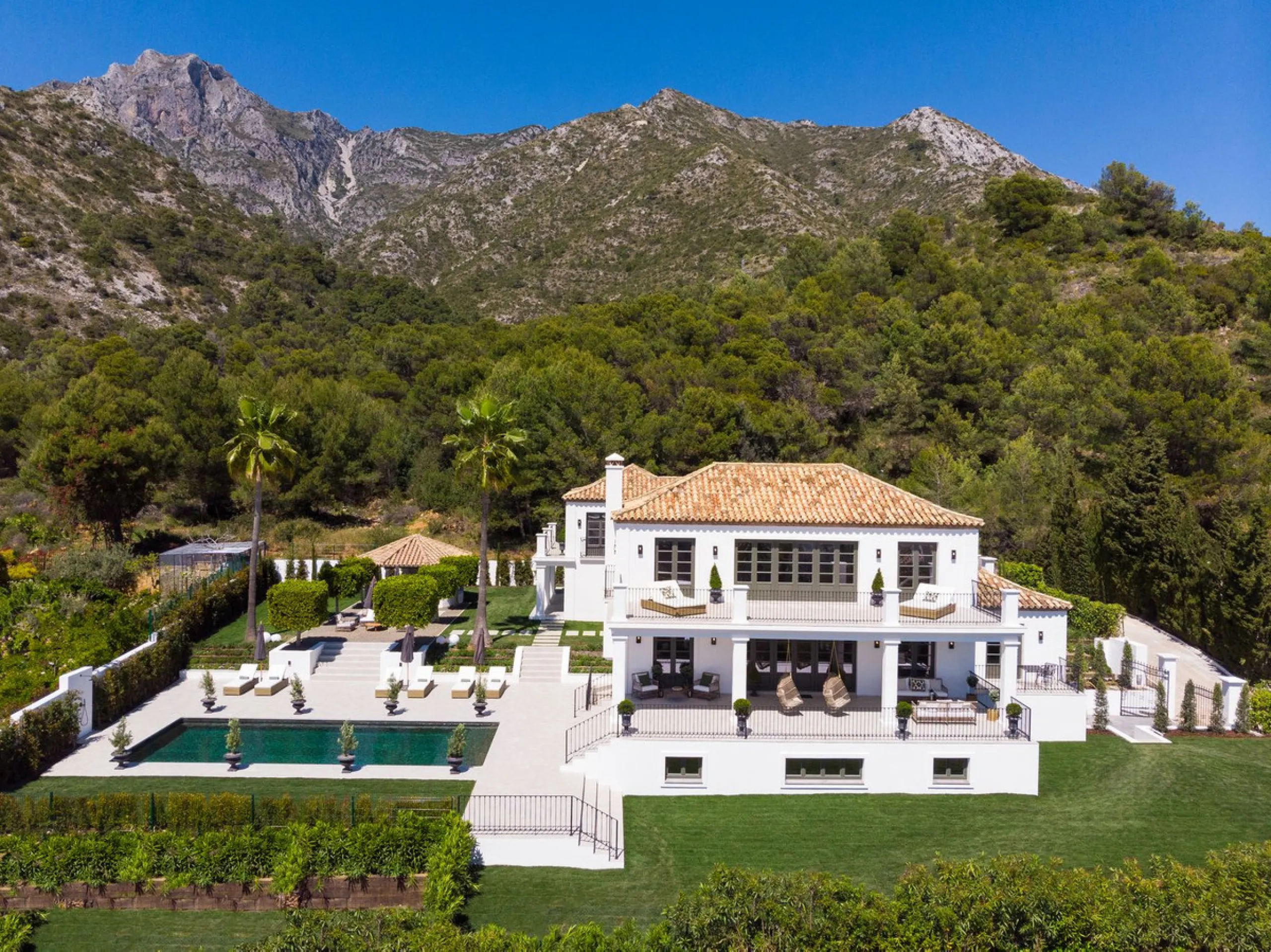 This Villa is an elegant luxury villa located in one of the most exclusive communities in Marbella. From an elevated position, this property enjoys the spectacular backdrop of the Sierra Blanca mountain range and to the front, the calm waters of the Medit