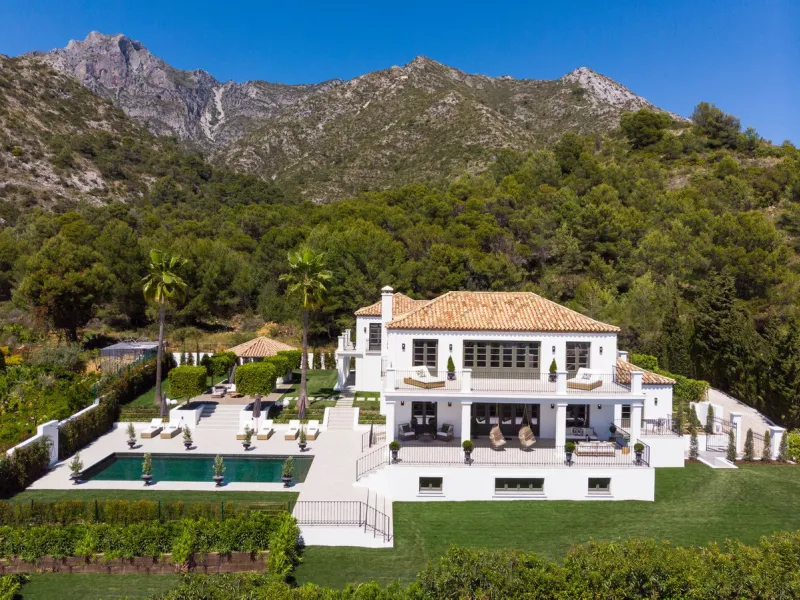 This Villa is an elegant luxury villa located in one of the most exclusive communities in Marbella. From an elevated position, this property enjoys the spectacular backdrop of the Sierra Blanca mountain range and to the front, the calm waters of the Medit