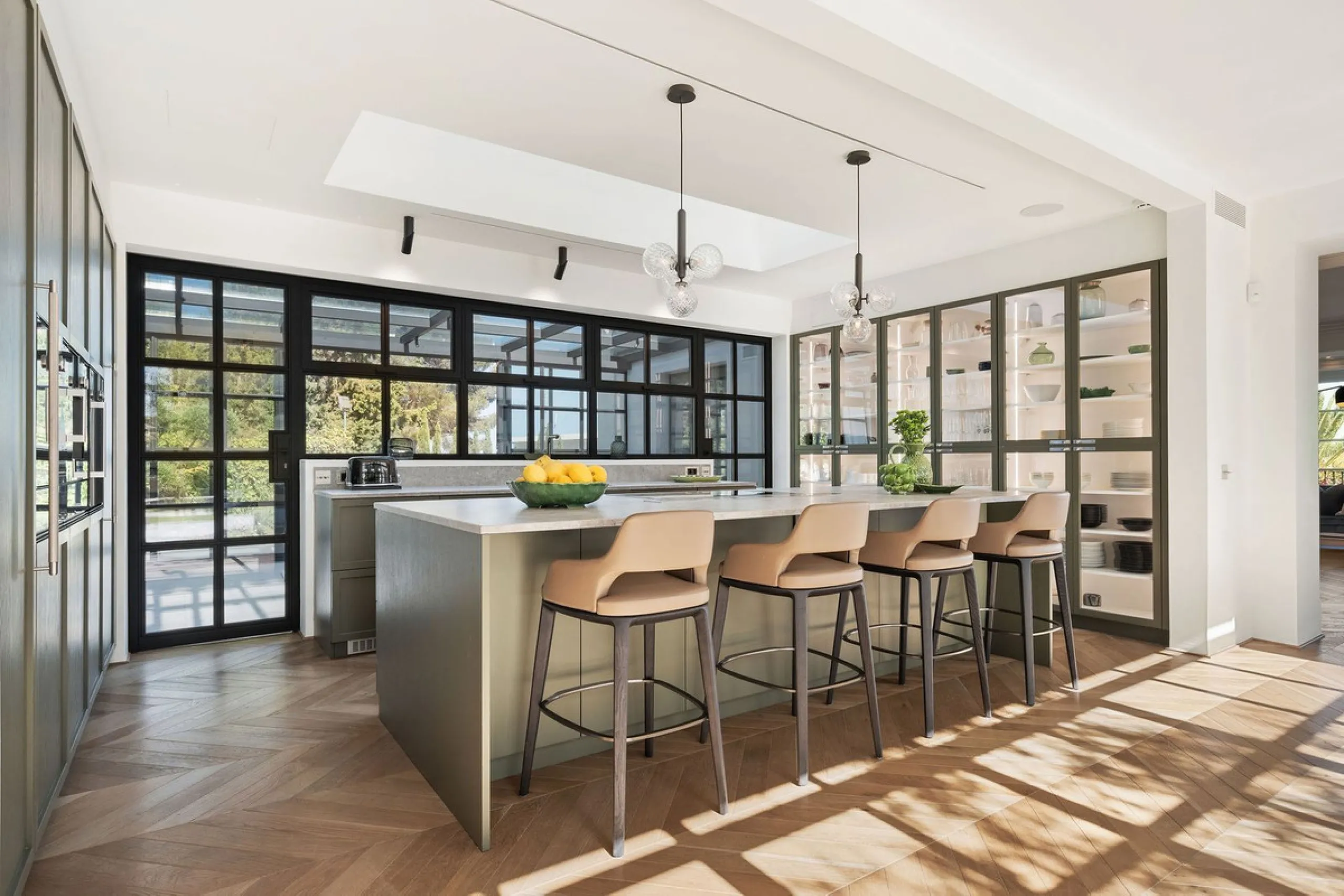 This Villa is an elegant luxury villa located in one of the most exclusive communities in Marbella. From an elevated position, this property enjoys the spectacular backdrop of the Sierra Blanca mountain range and to the front, the calm waters of the Medit