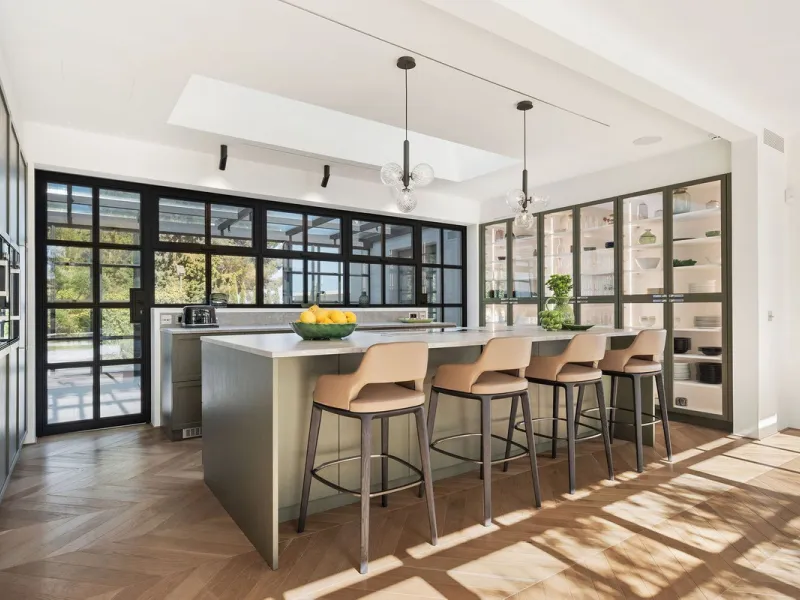 This Villa is an elegant luxury villa located in one of the most exclusive communities in Marbella. From an elevated position, this property enjoys the spectacular backdrop of the Sierra Blanca mountain range and to the front, the calm waters of the Medit