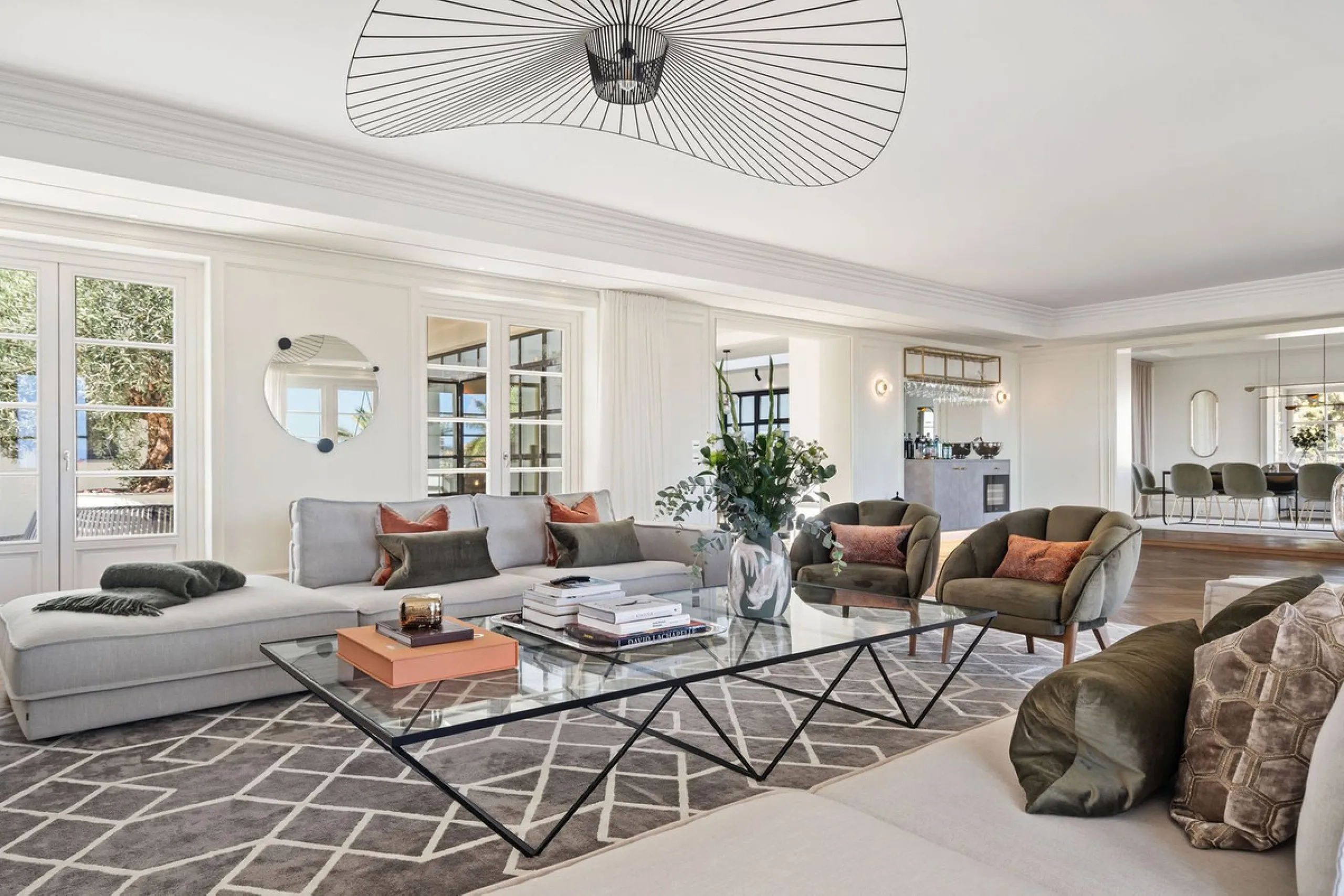 This Villa is an elegant luxury villa located in one of the most exclusive communities in Marbella. From an elevated position, this property enjoys the spectacular backdrop of the Sierra Blanca mountain range and to the front, the calm waters of the Medit