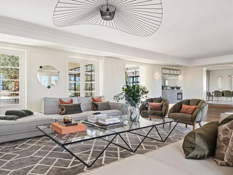 This Villa is an elegant luxury villa located in one of the most exclusive communities in Marbella. From an elevated position, this property enjoys the spectacular backdrop of the Sierra Blanca mountain range and to the front, the calm waters of the Medit
