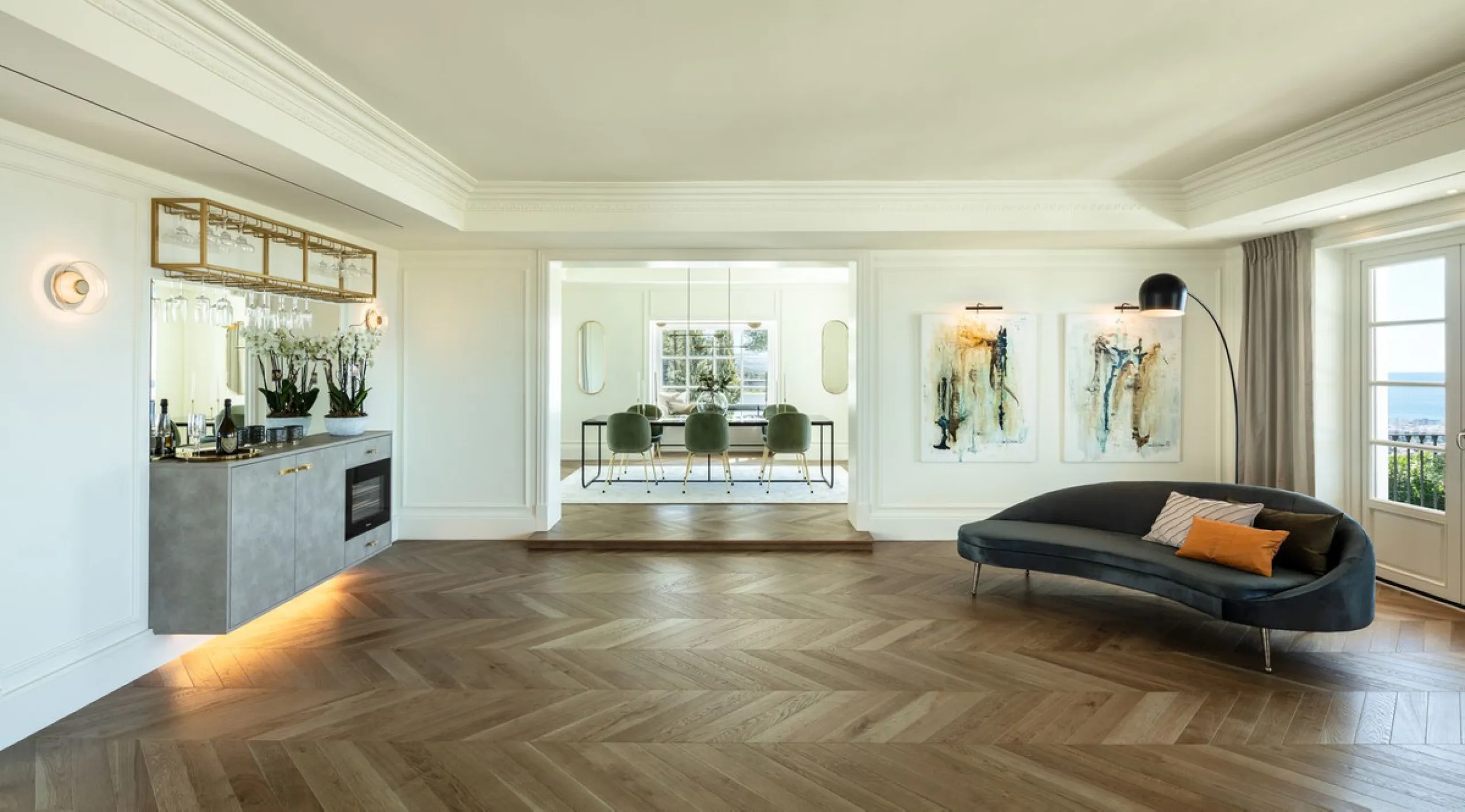 This Villa is an elegant luxury villa located in one of the most exclusive communities in Marbella. From an elevated position, this property enjoys the spectacular backdrop of the Sierra Blanca mountain range and to the front, the calm waters of the Medit