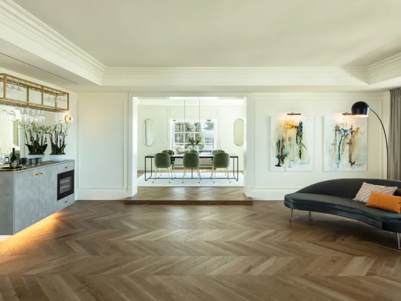 This Villa is an elegant luxury villa located in one of the most exclusive communities in Marbella. From an elevated position, this property enjoys the spectacular backdrop of the Sierra Blanca mountain range and to the front, the calm waters of the Medit