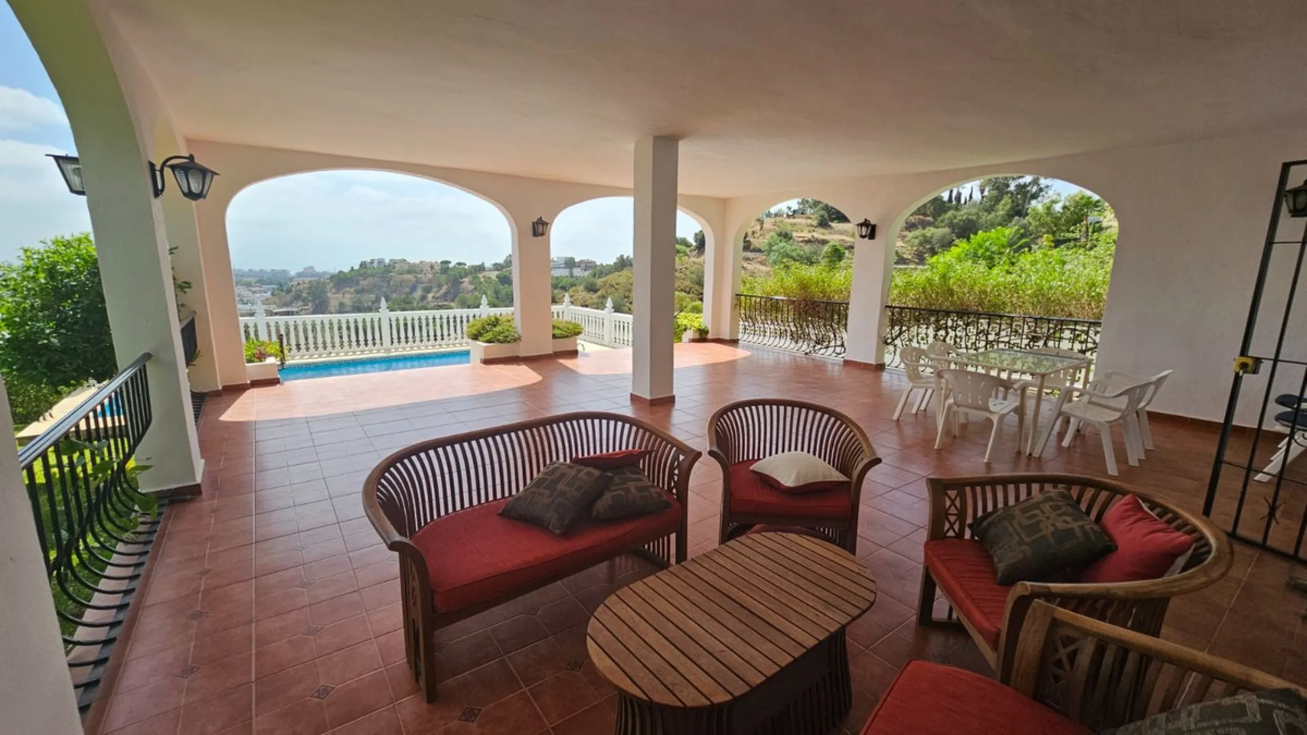 House - Detached Villa в продаже в Mijas, Málaga. В доме 4 спален и 4 ванных комнат. Площадь дома 377 м². Площадь участка 1220 м²