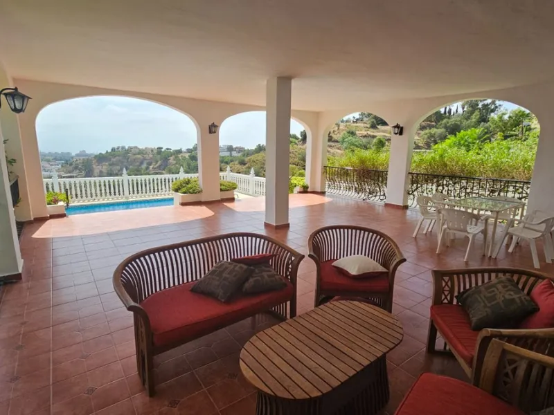 House - Detached Villa в продаже в Mijas, Málaga. В доме 4 спален и 4 ванных комнат. Площадь дома 377 м². Площадь участка 1220 м²