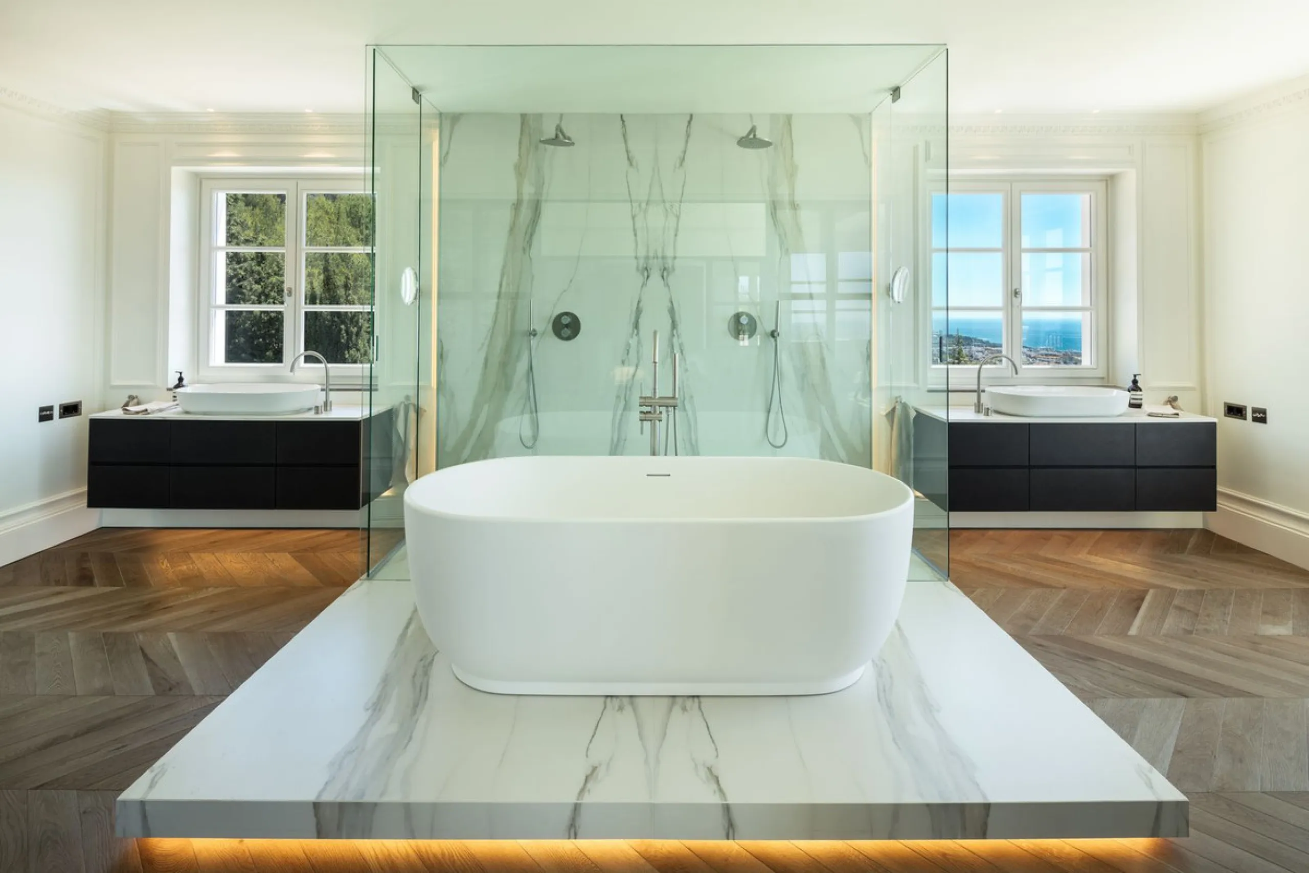 This Villa is an elegant luxury villa located in one of the most exclusive communities in Marbella. From an elevated position, this property enjoys the spectacular backdrop of the Sierra Blanca mountain range and to the front, the calm waters of the Medit