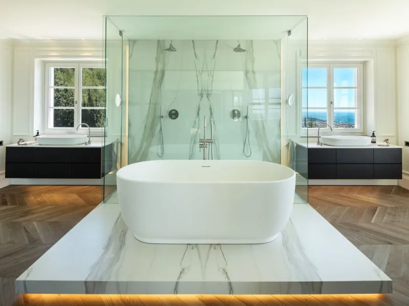 This Villa is an elegant luxury villa located in one of the most exclusive communities in Marbella. From an elevated position, this property enjoys the spectacular backdrop of the Sierra Blanca mountain range and to the front, the calm waters of the Medit