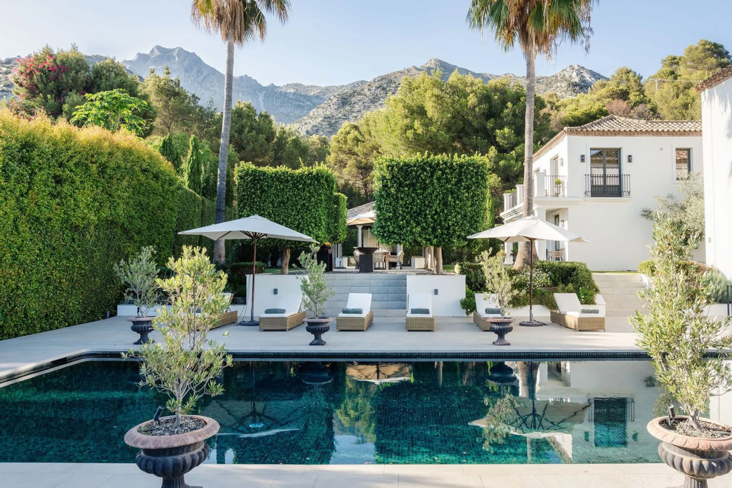 This Villa is an elegant luxury villa located in one of the most exclusive communities in Marbella. From an elevated position, this property enjoys the spectacular backdrop of the Sierra Blanca mountain range and to the front, the calm waters of the Medit