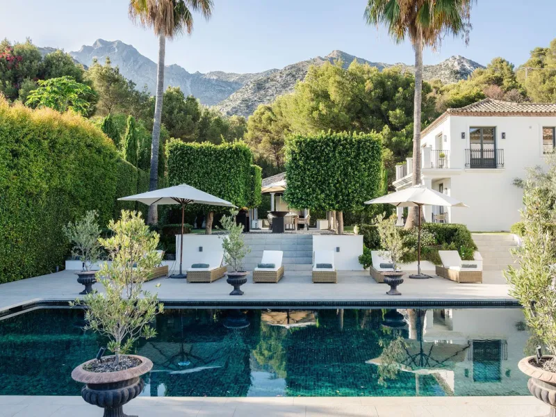 This Villa is an elegant luxury villa located in one of the most exclusive communities in Marbella. From an elevated position, this property enjoys the spectacular backdrop of the Sierra Blanca mountain range and to the front, the calm waters of the Medit