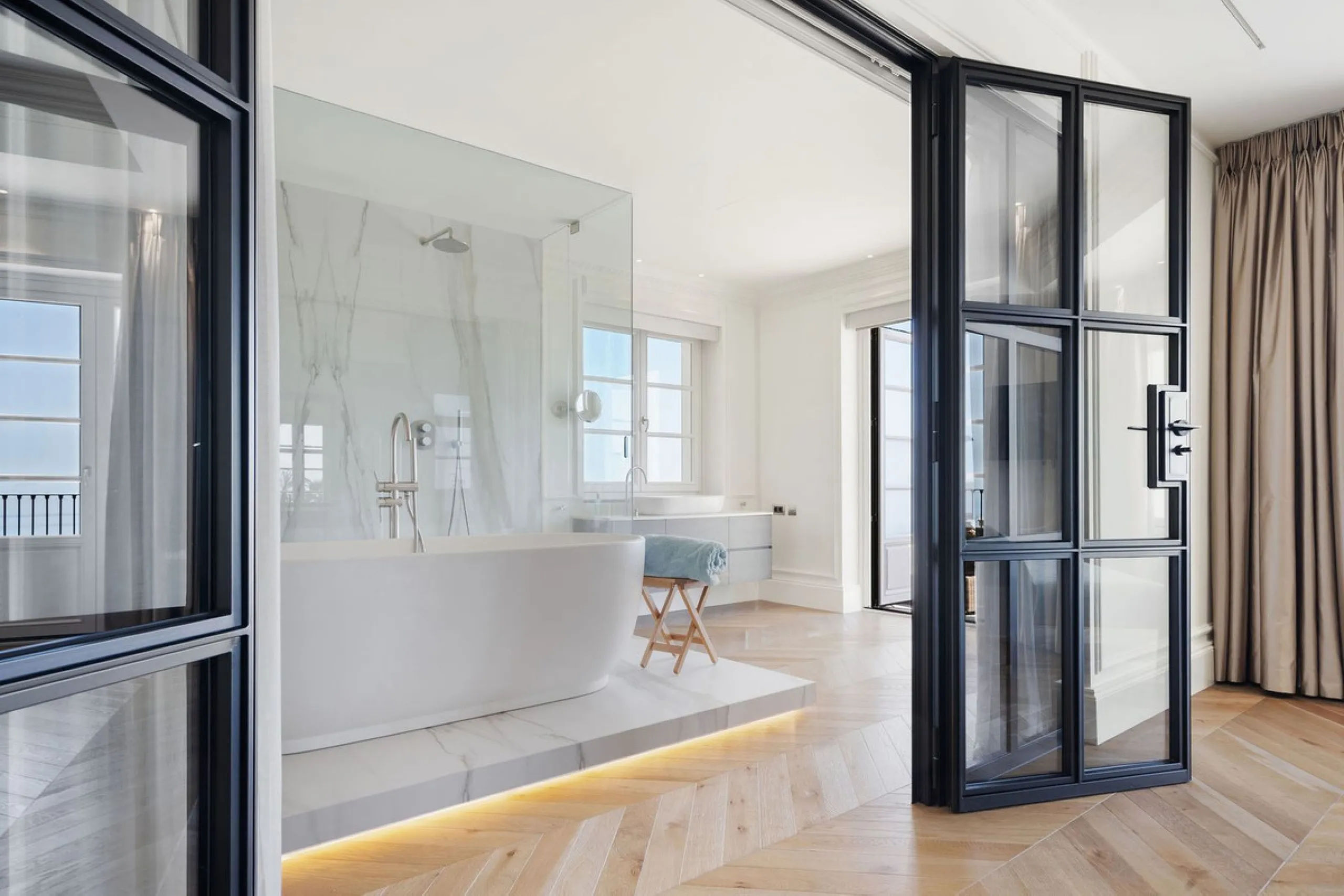 This Villa is an elegant luxury villa located in one of the most exclusive communities in Marbella. From an elevated position, this property enjoys the spectacular backdrop of the Sierra Blanca mountain range and to the front, the calm waters of the Medit