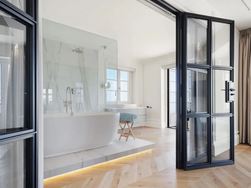 This Villa is an elegant luxury villa located in one of the most exclusive communities in Marbella. From an elevated position, this property enjoys the spectacular backdrop of the Sierra Blanca mountain range and to the front, the calm waters of the Medit