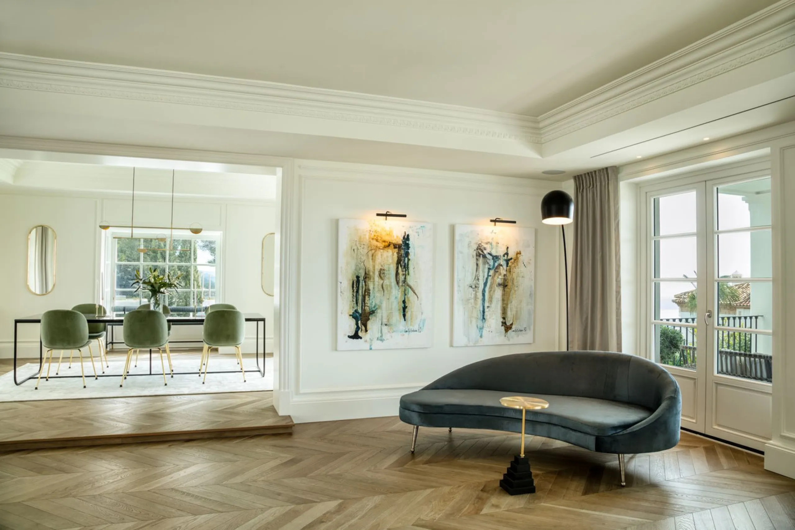 This Villa is an elegant luxury villa located in one of the most exclusive communities in Marbella. From an elevated position, this property enjoys the spectacular backdrop of the Sierra Blanca mountain range and to the front, the calm waters of the Medit