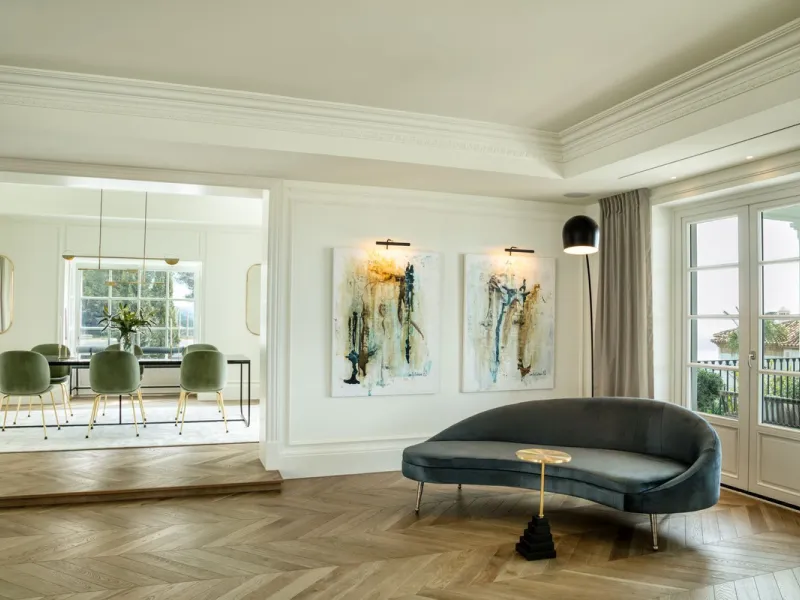 This Villa is an elegant luxury villa located in one of the most exclusive communities in Marbella. From an elevated position, this property enjoys the spectacular backdrop of the Sierra Blanca mountain range and to the front, the calm waters of the Medit