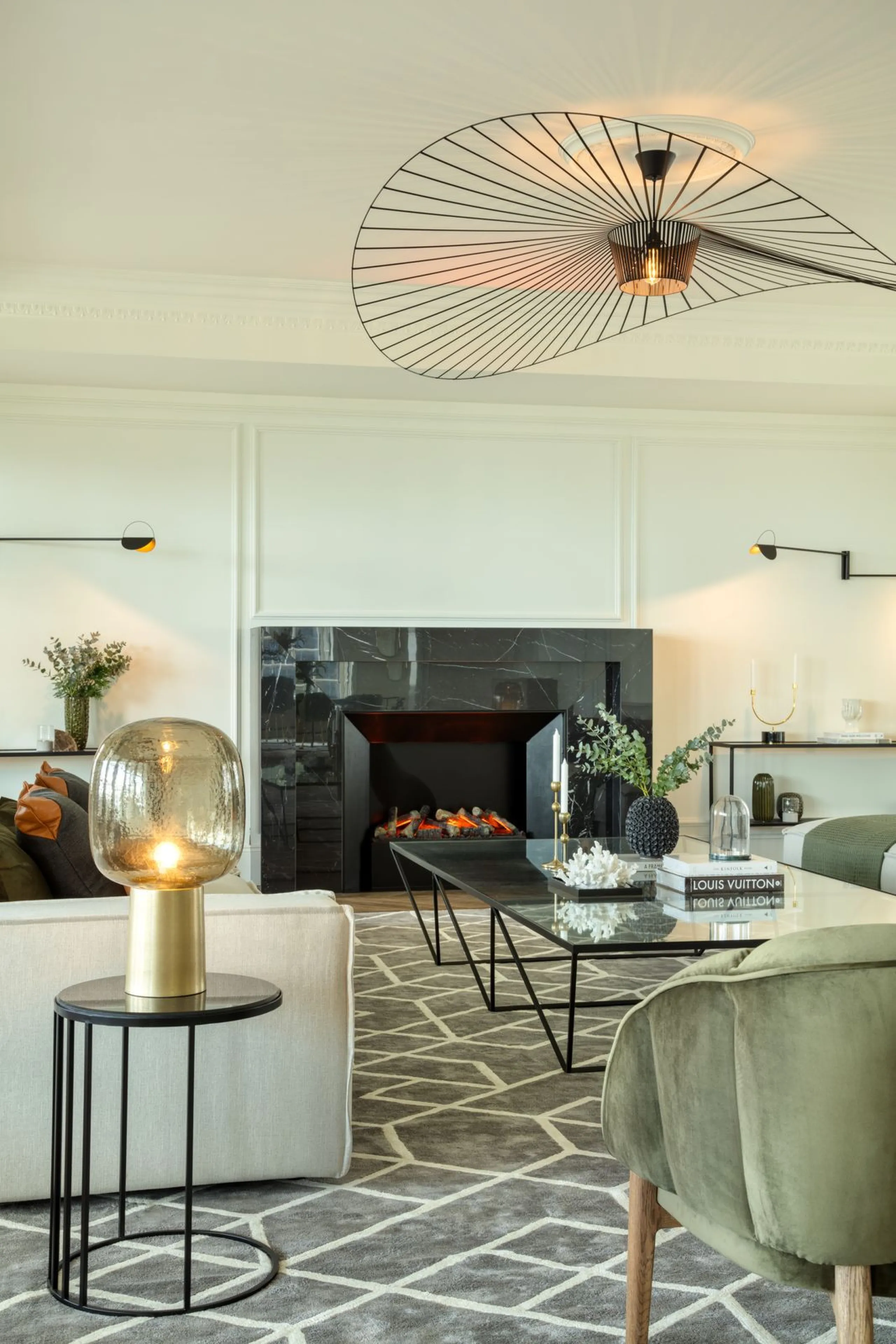 This Villa is an elegant luxury villa located in one of the most exclusive communities in Marbella. From an elevated position, this property enjoys the spectacular backdrop of the Sierra Blanca mountain range and to the front, the calm waters of the Medit