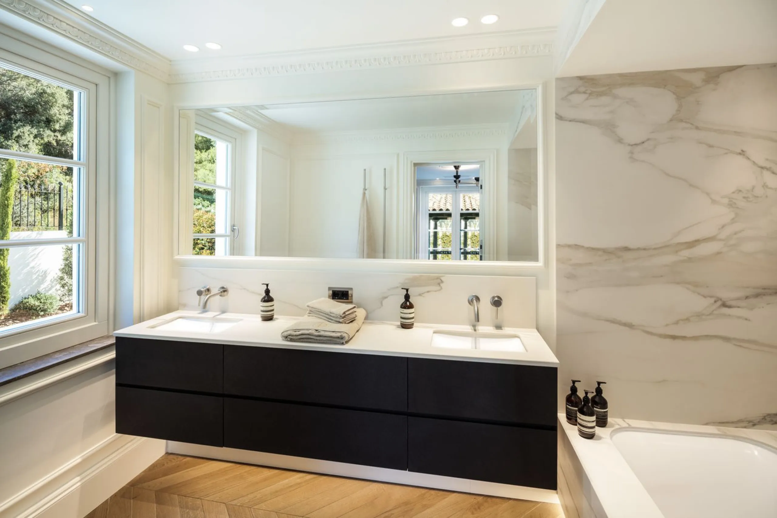This Villa is an elegant luxury villa located in one of the most exclusive communities in Marbella. From an elevated position, this property enjoys the spectacular backdrop of the Sierra Blanca mountain range and to the front, the calm waters of the Medit