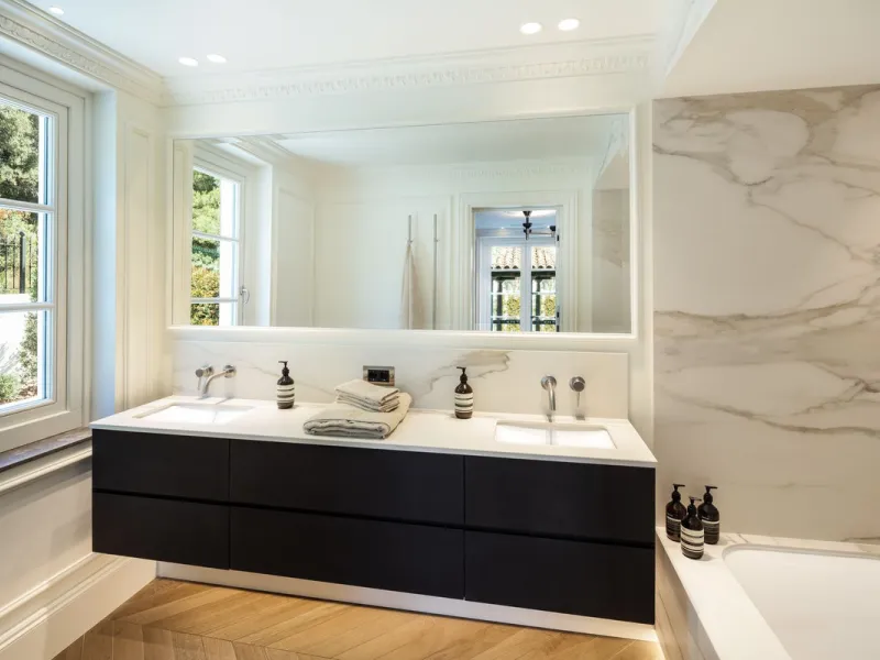 This Villa is an elegant luxury villa located in one of the most exclusive communities in Marbella. From an elevated position, this property enjoys the spectacular backdrop of the Sierra Blanca mountain range and to the front, the calm waters of the Medit