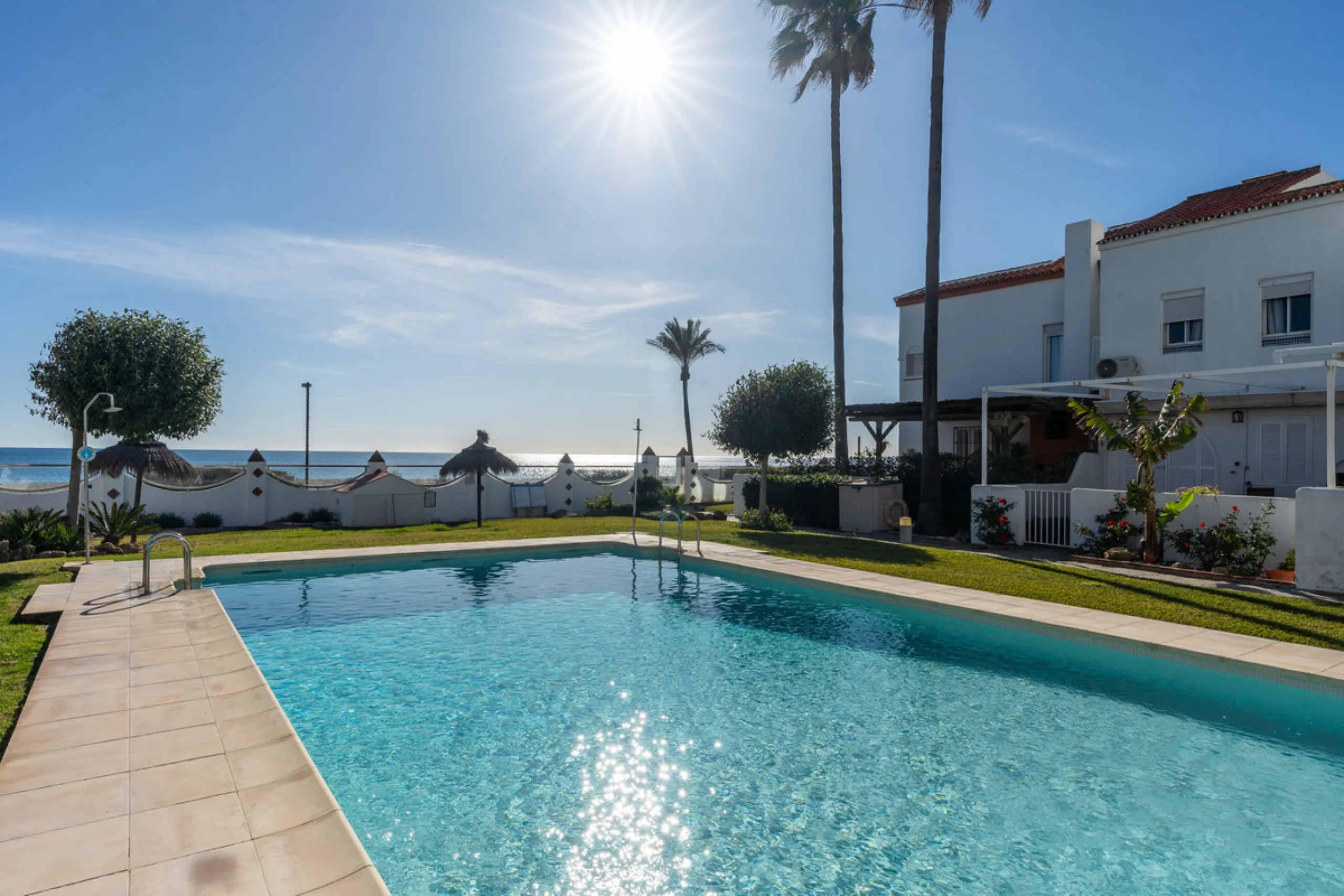 Strandnahes Stadthaus mit Meerblick bei San Luis de Sabinillas, Casares