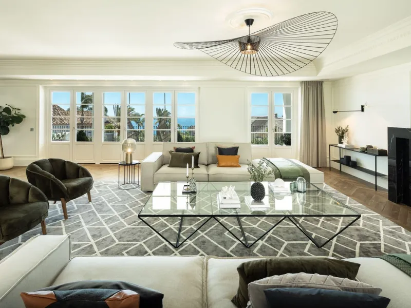 This Villa is an elegant luxury villa located in one of the most exclusive communities in Marbella. From an elevated position, this property enjoys the spectacular backdrop of the Sierra Blanca mountain range and to the front, the calm waters of the Medit