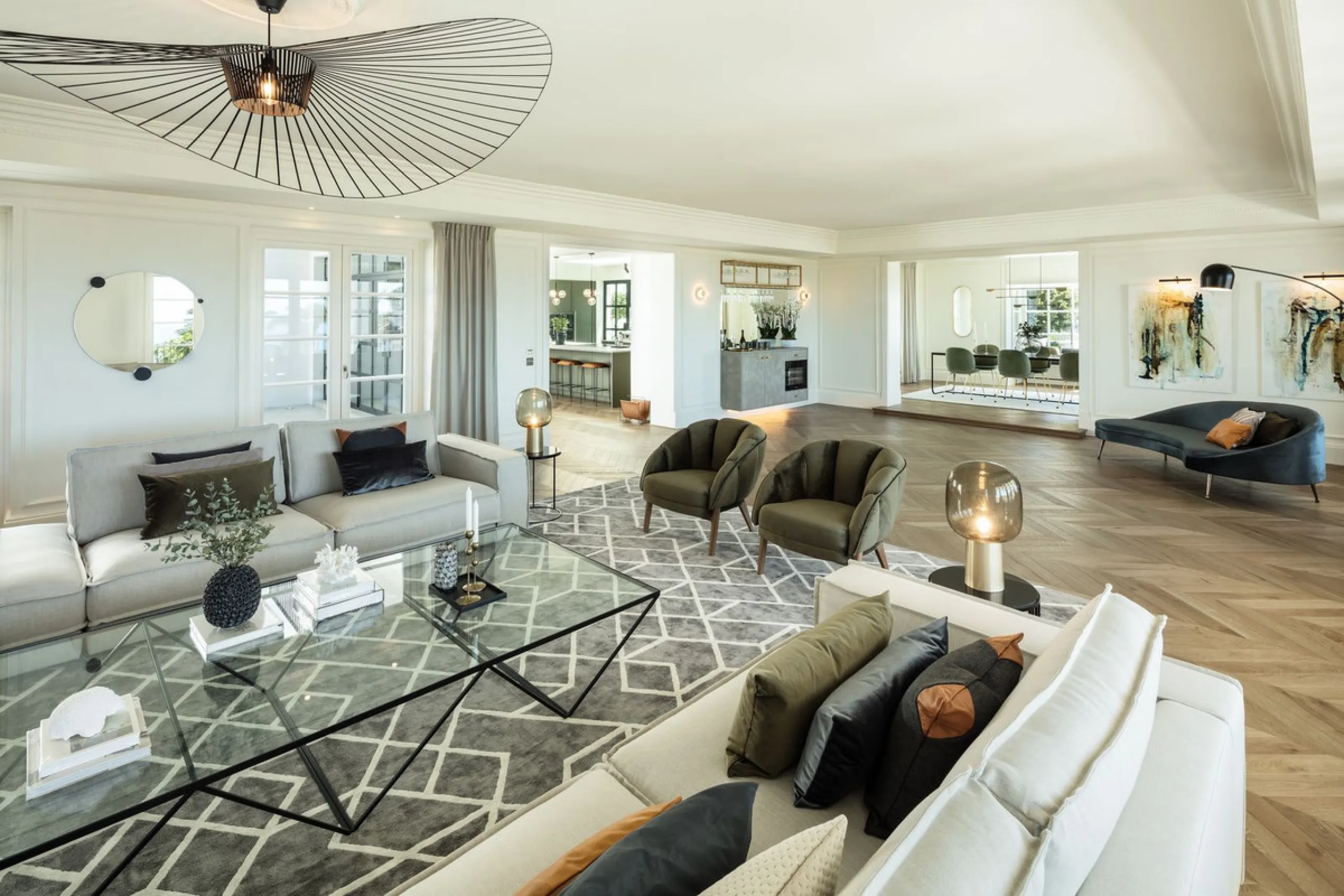 This Villa is an elegant luxury villa located in one of the most exclusive communities in Marbella. From an elevated position, this property enjoys the spectacular backdrop of the Sierra Blanca mountain range and to the front, the calm waters of the Medit