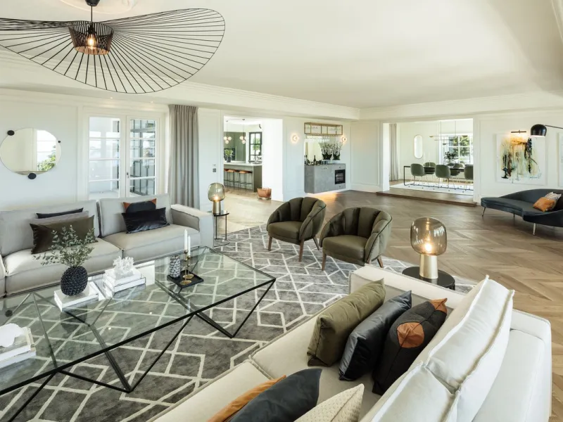 This Villa is an elegant luxury villa located in one of the most exclusive communities in Marbella. From an elevated position, this property enjoys the spectacular backdrop of the Sierra Blanca mountain range and to the front, the calm waters of the Medit