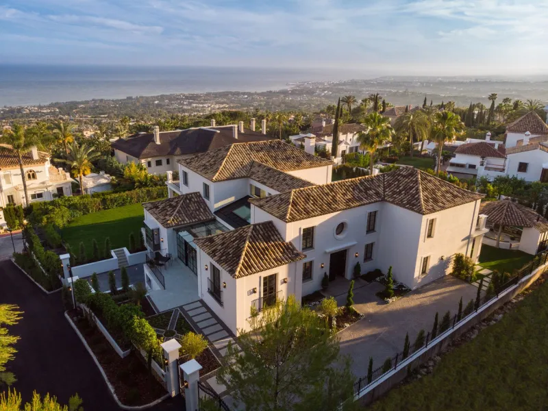 This Villa is an elegant luxury villa located in one of the most exclusive communities in Marbella. From an elevated position, this property enjoys the spectacular backdrop of the Sierra Blanca mountain range and to the front, the calm waters of the Medit