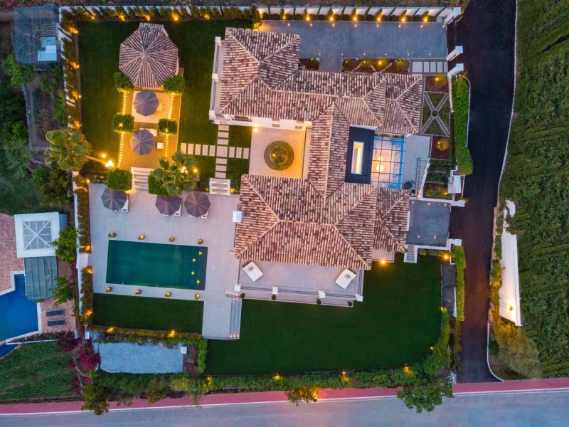 This Villa is an elegant luxury villa located in one of the most exclusive communities in Marbella. From an elevated position, this property enjoys the spectacular backdrop of the Sierra Blanca mountain range and to the front, the calm waters of the Medit