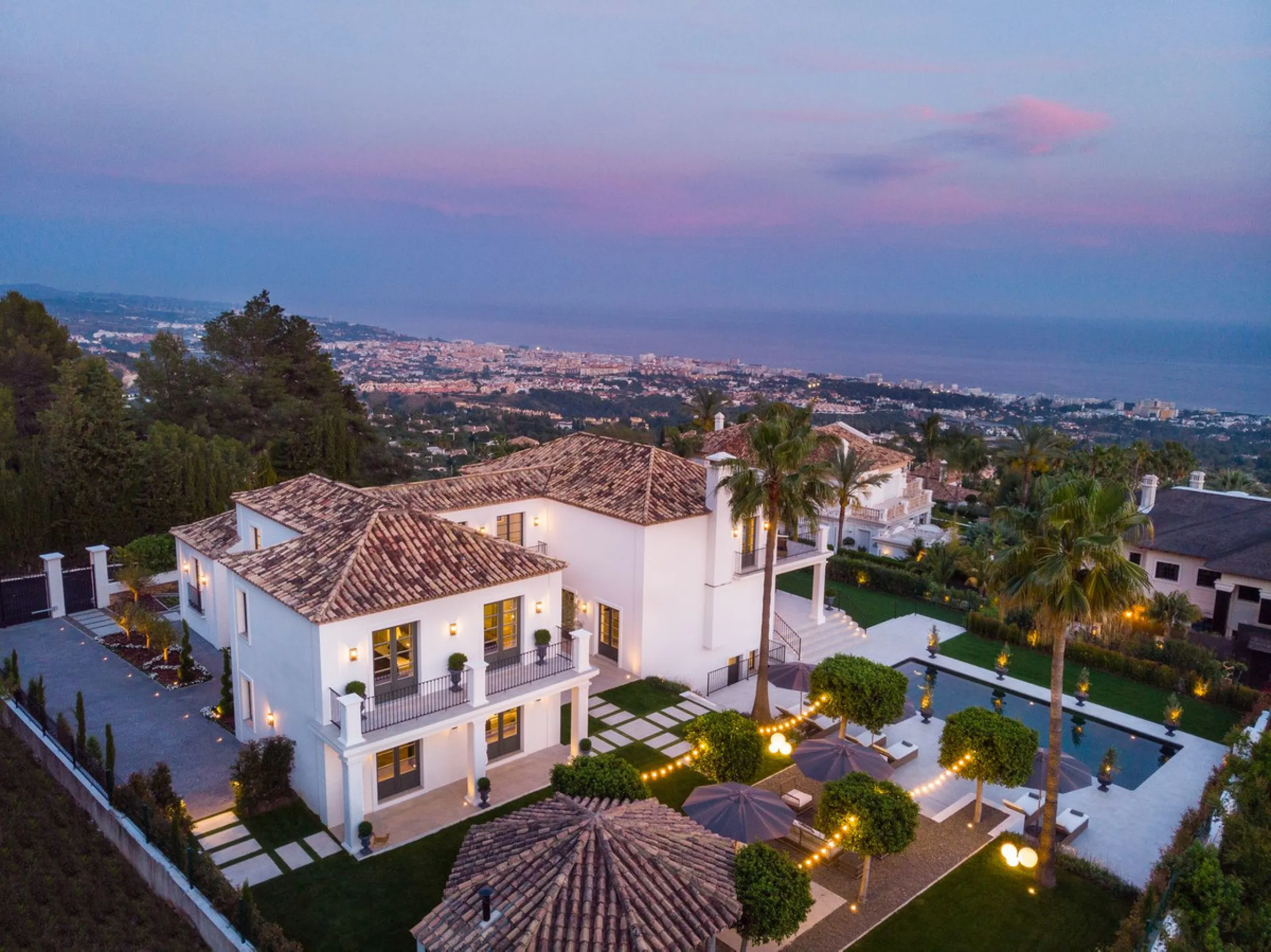 This Villa is an elegant luxury villa located in one of the most exclusive communities in Marbella. From an elevated position, this property enjoys the spectacular backdrop of the Sierra Blanca mountain range and to the front, the calm waters of the Medit